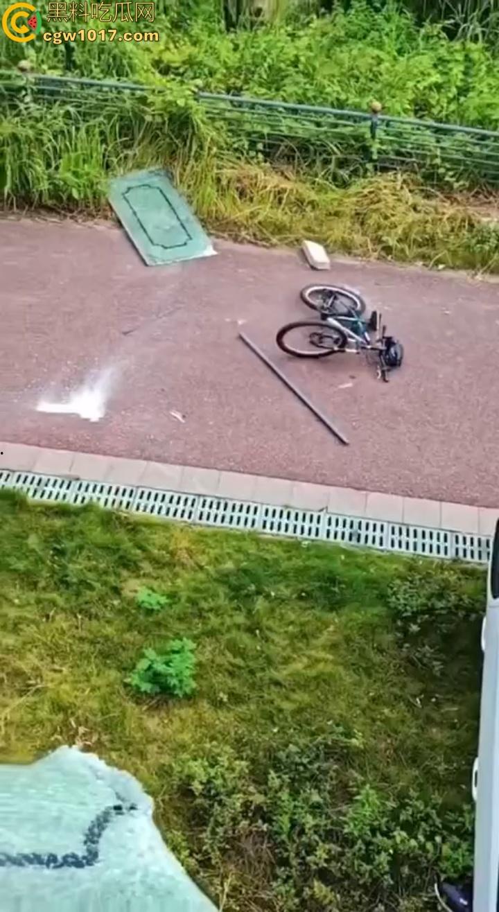 广东肇庆端州江滨堤，长发男司机疲劳驾驶，导致车辆失控开下堤坝，车辆翻滚险些酿成惨剧 ！-2