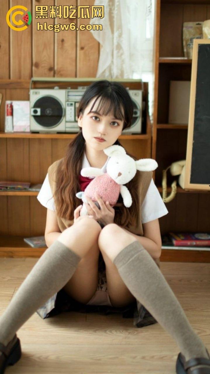 推特颜值妹子【劳小白】私拍性感写真流出，少萝清纯脸奶狗身俘获了一大批粉丝！-41