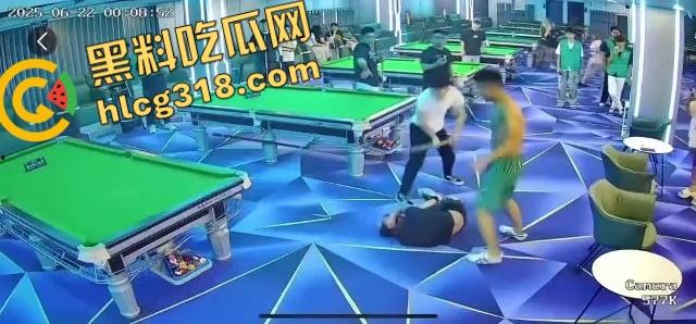 球杆打断还在踹，台球厅狠人拎命干架，倒地哥被打得脸变形连亲妈都快认不出来了！-3