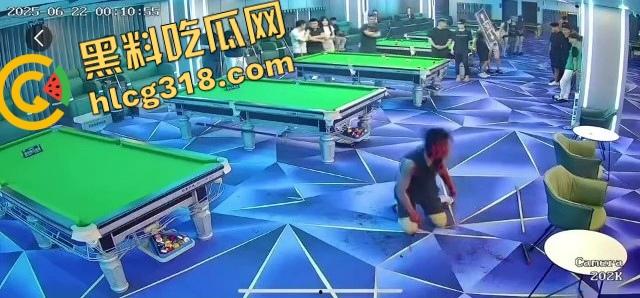 球杆打断还在踹，台球厅狠人拎命干架，倒地哥被打得脸变形连亲妈都快认不出来了！-8