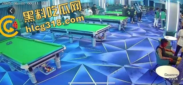 球杆打断还在踹，台球厅狠人拎命干架，倒地哥被打得脸变形连亲妈都快认不出来了！-9