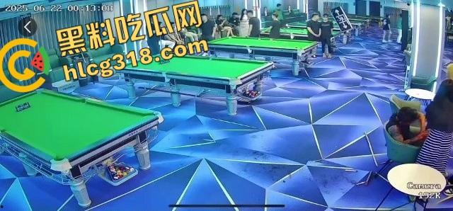 球杆打断还在踹，台球厅狠人拎命干架，倒地哥被打得脸变形连亲妈都快认不出来了！-11