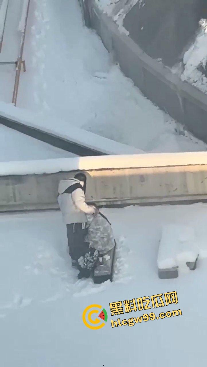 黑龙江哈尔滨小区饥渴男女，光天化日之下雪地里刺激深喉口爆吃鸡，还曾在雪地露奶露逼淫荡拉尿！惨遭曝光独家流出！-6