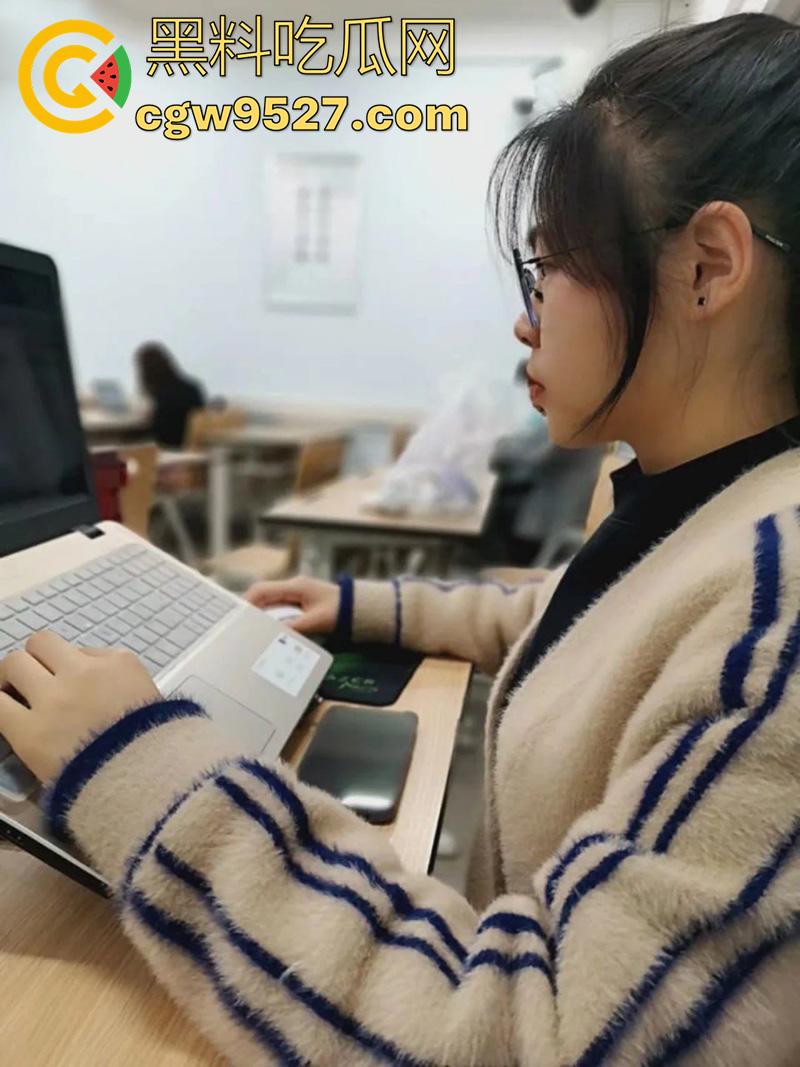 四川攀枝花女校，眼镜骚母猪【罗俊萌】，颜值一般但身材傲人，大奶肥臀性瘾骚逼，约炮视频被曝光！-3