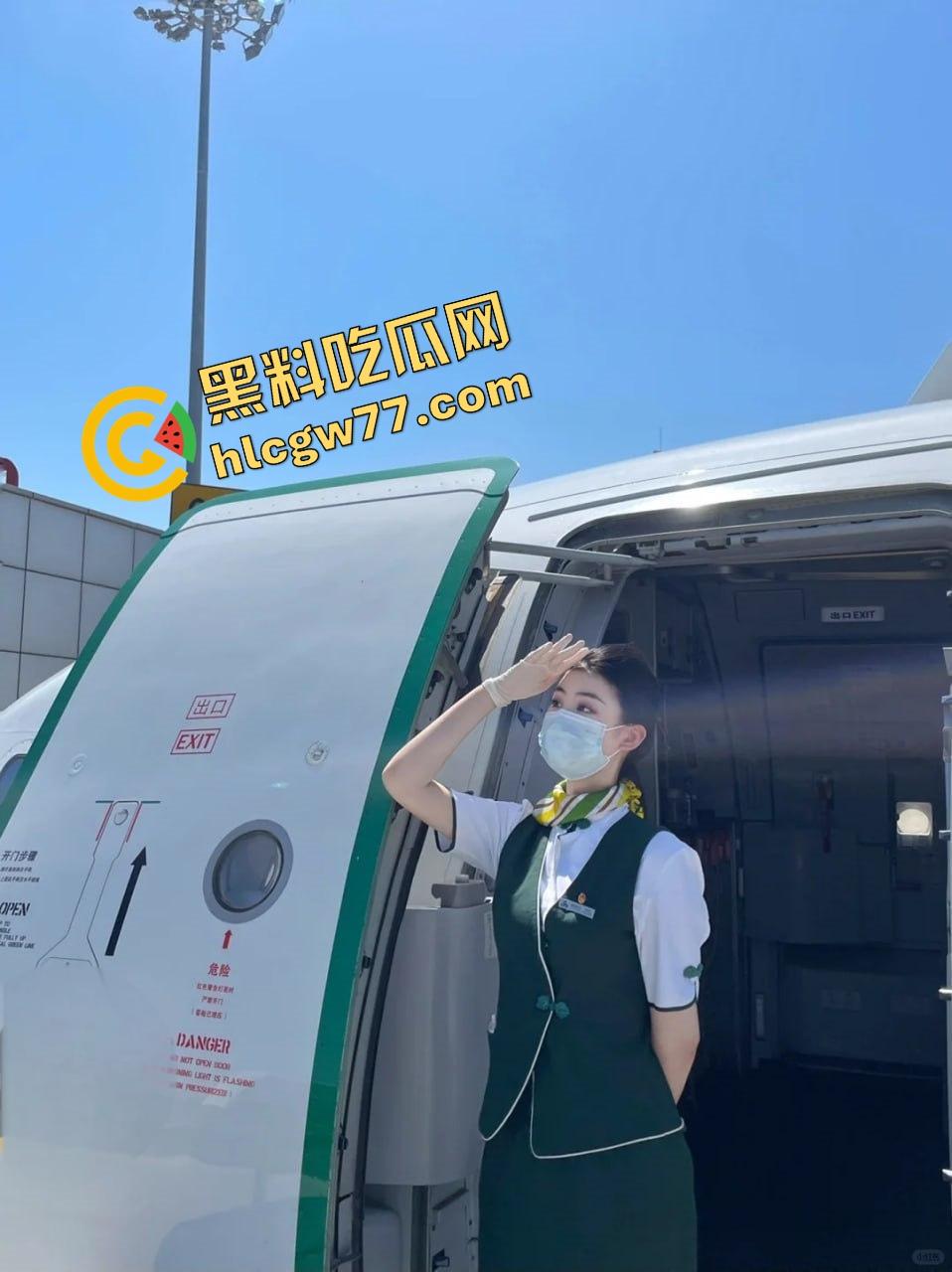 春秋航空空姐『白语』晴潜规则,制服开裆黑丝跪地爆操,骚到跳蛋狂震阴蒂爽到欲仙欲死!-1